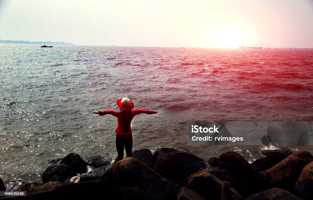 Jeune femme appréciant l’air frais près de la mer - Photo de Adulte libre de droits