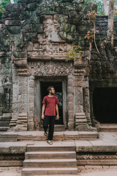 homem andando no templo de angkor, no camboja - cambodia monk buddhism angkor wat - fotografias e filmes do acervo