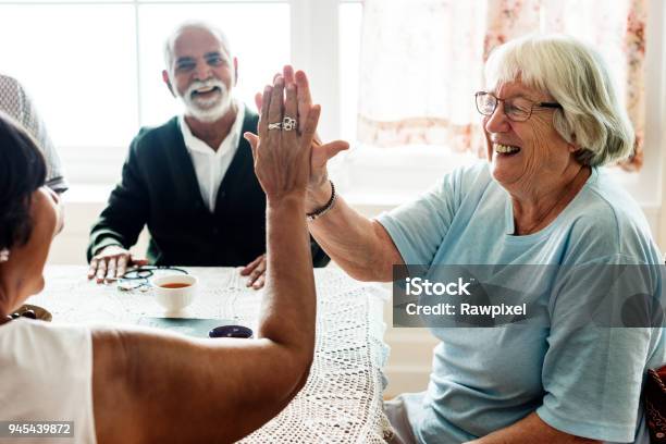 Senior Femenino Dando Mutuamente Alta Cinco Foto de stock y más banco de imágenes de Tercera edad - Tercera edad, Comunidad, Grupo de personas