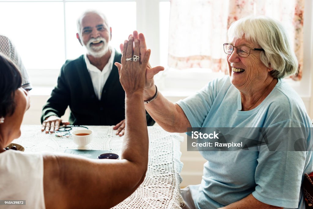 Donne anziane che si danno l'un l'altro cinque - Foto stock royalty-free di Terza età