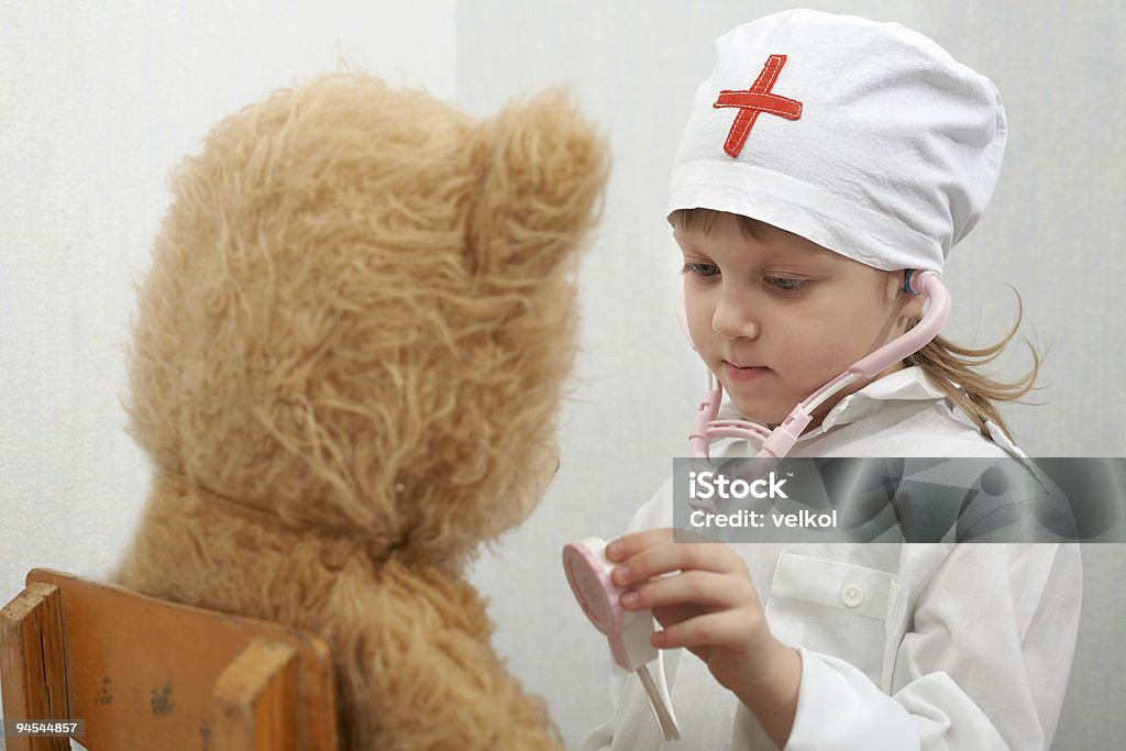 Fille avec un ours - Photo de Beauté libre de droits