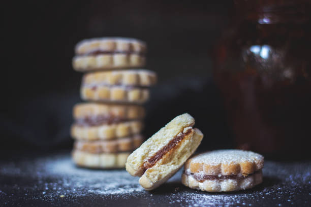 biscotti alla marmellata di vaniglia fatti in casa, su sfondo scuro, con spazio di copia - marmalade baked biscuit brown foto e immagini stock