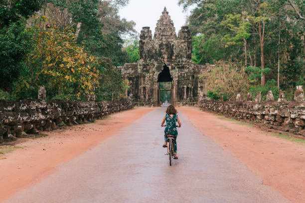 genç kafkas kadın binicilik bisiklet angkor wat - kamboçya stok fotoğraflar ve resimler