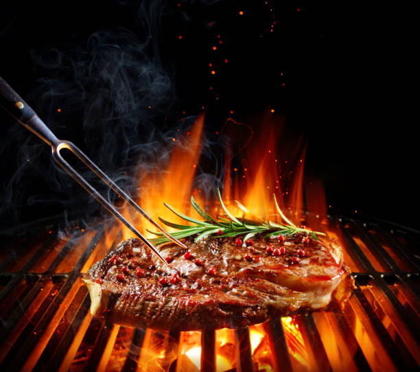 filete de ternera entrecot en la parrilla con sal y pimienta romero - steak meat barbecue grilled fotografías e imágenes de stock