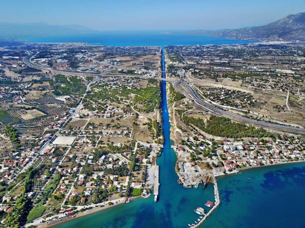 canale di corinto dall'alto - canale di corinto immagine foto e immagini stock