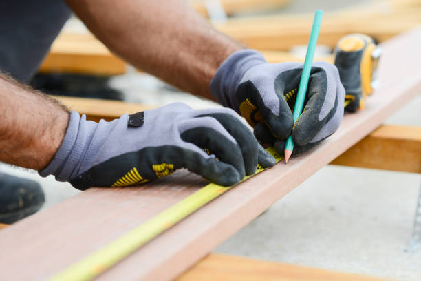 cierre para arriba detalle del trabajador manual manos trabajando con una cinta de medir y lápiz de madera del tablón - wooden construction fotografías e imágenes de stock