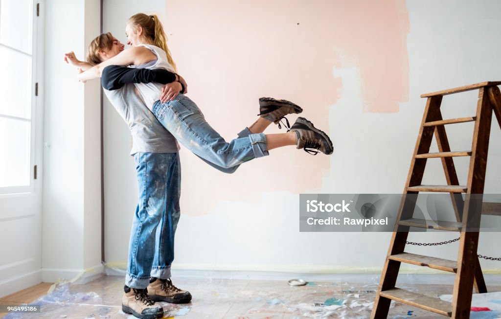 Couple gai, rénover la maison - Photo de Tous types de couple libre de droits