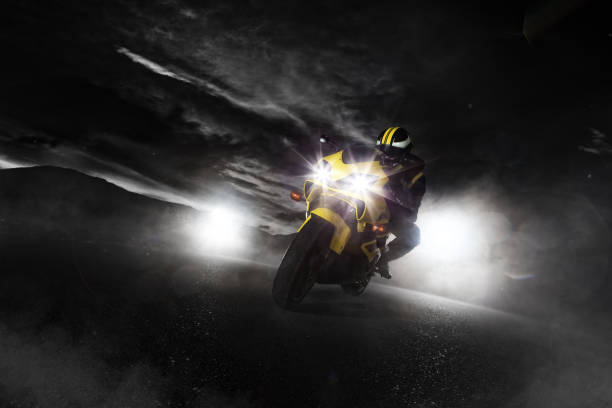 pilota di moto supersport di notte con fumo in giro. - moto veloce foto e immagini stock