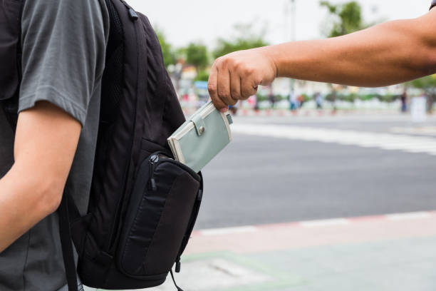 kieszonkowy kradzież portfela od turysty - pickpocketing zdjęcia i obrazy z banku zdjęć