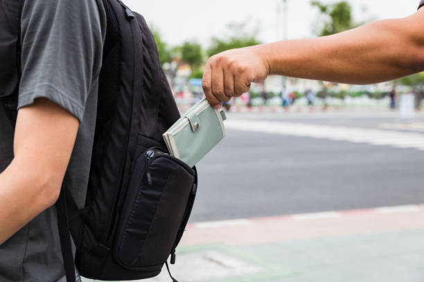carteira de roubar carteiras de turista - pickpocketing - fotografias e filmes do acervo
