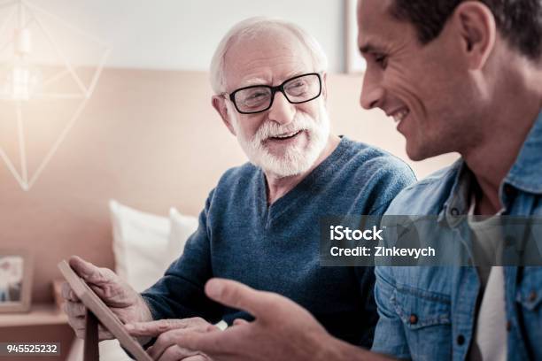 Alegre Buen Hombre Hablando Con Su Abuelo Foto de stock y más banco de imágenes de Tercera edad - Tercera edad, Recordatorio, Recuerdos