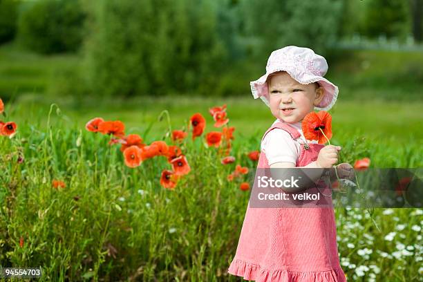 Photo libre de droit de Bébé Avec Fleur Rouge banque d'images et plus d'images libres de droit de Agriculture - Agriculture, Beauté, Beauté de la nature