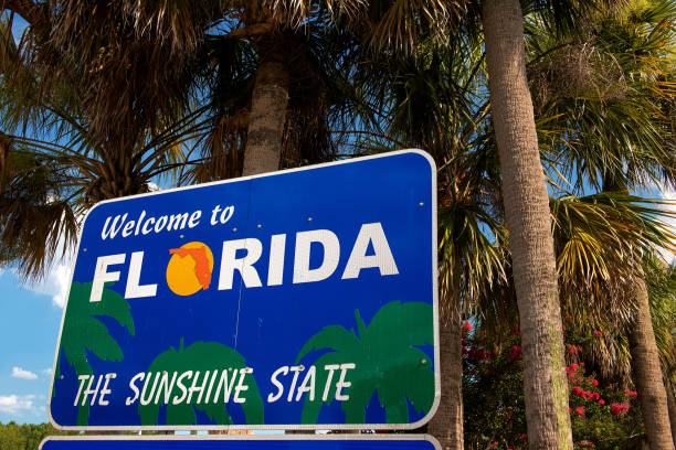 Welcome to Florida sign with palm trees in background Florida stateline florida us state stock pictures, royalty-free photos & images