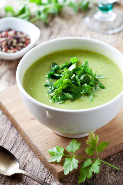 tigela de sopa de brócolis caseiro - pea and mint soup - fotografias e filmes do acervo