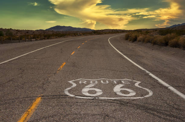 калифорния: исторический маршрут 66 с маркером на дороге на закате - route 66 number 66 road trip road стоковые фото и изображения