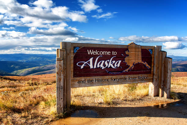 alaska, estados unidos: bienvenidos al signo de alaska en la frontera con canadá sobre la autopista del mundo - state highway fotografías e imágenes de stock