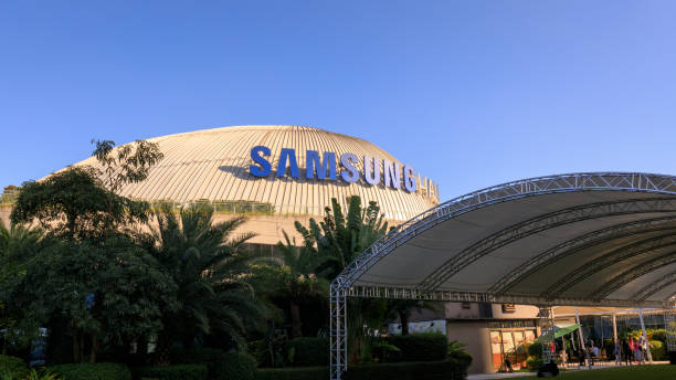 logo samsung presso l'edificio sm aura premier, centro commerciale a taguig, filippine - ayala foto e immagini stock