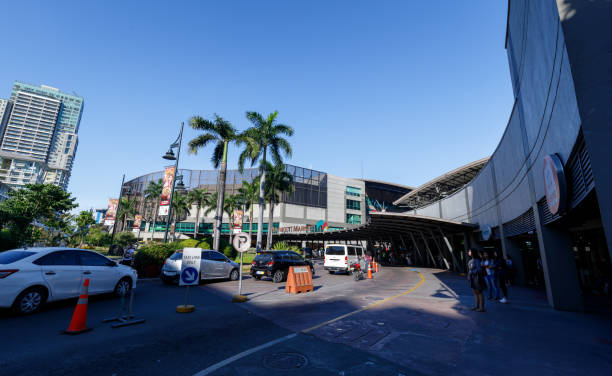 vista sulla strada d'ingresso del mercato! mercato! a bgc, città di manila - ayala foto e immagini stock