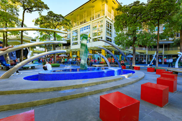 cenário de bonifacio high street, que é a famosa rua comercial em taguig - ayala - fotografias e filmes do acervo