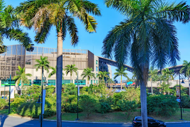 vista sulla strada d'ingresso del mercato! mercato! a bgc, città di manila - ayala foto e immagini stock