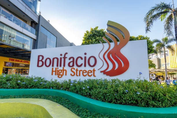 scenario di bonifacio high street, che è la famosa via dello shopping a taguig - ayala foto e immagini stock