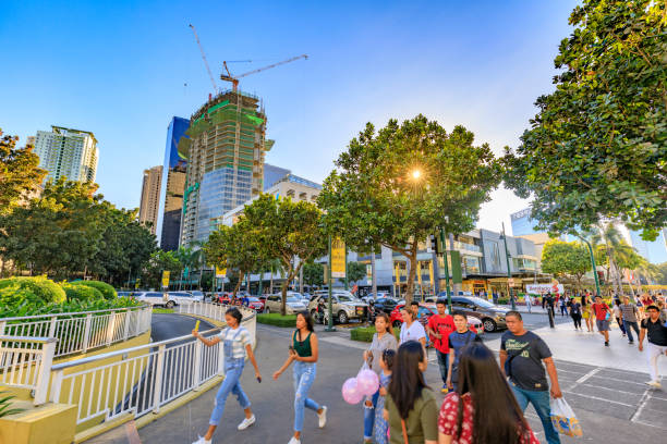 cenário de bonifacio high street, que é a famosa rua comercial em taguig - ayala - fotografias e filmes do acervo