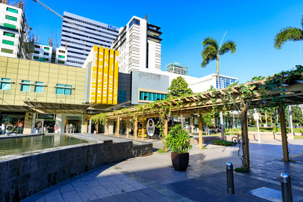 scenario di bonifacio high street, che è la famosa via dello shopping a taguig - ayala foto e immagini stock