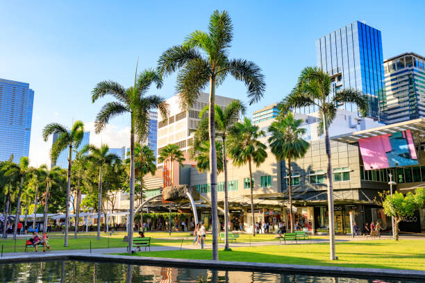 taguig で有名なショッピング街であるボニファシオ ハイ ストリートの風景 - ayala ストックフォトと画像