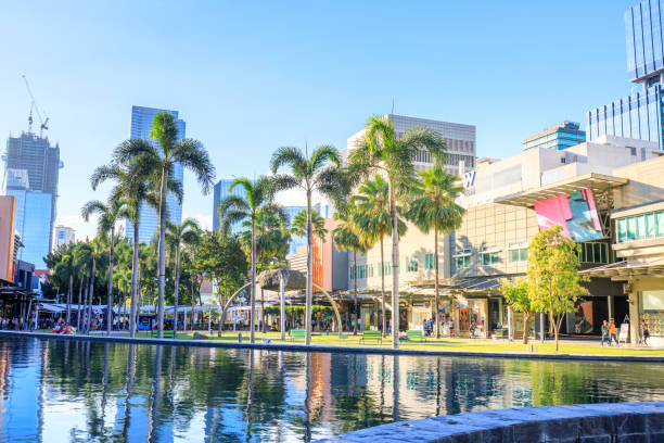 cenário de bonifacio high street, que é a famosa rua comercial em taguig - ayala - fotografias e filmes do acervo