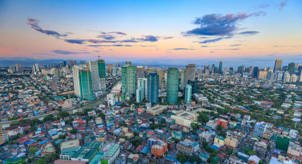 skyline di manila. vista notturna di makati, il quartiere degli affari di metro manila - ayala foto e immagini stock