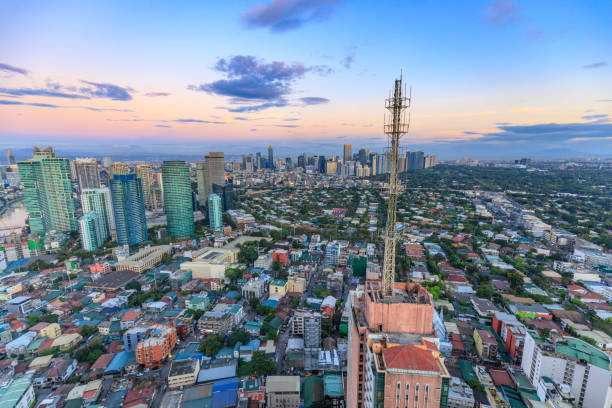skyline di manila. vista notturna di makati, il quartiere degli affari di metro manila - ayala foto e immagini stock