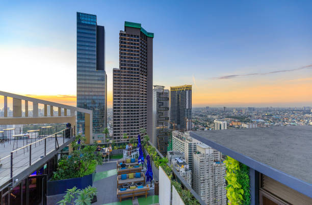 skyline di manila. vista notturna di makati, il quartiere degli affari di metro manila - ayala foto e immagini stock