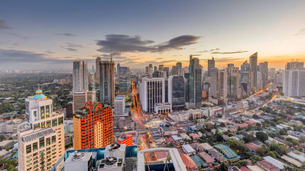 skyline de manila. visão noturna de makati, o distrito de negócios de metro manila - ayala - fotografias e filmes do acervo