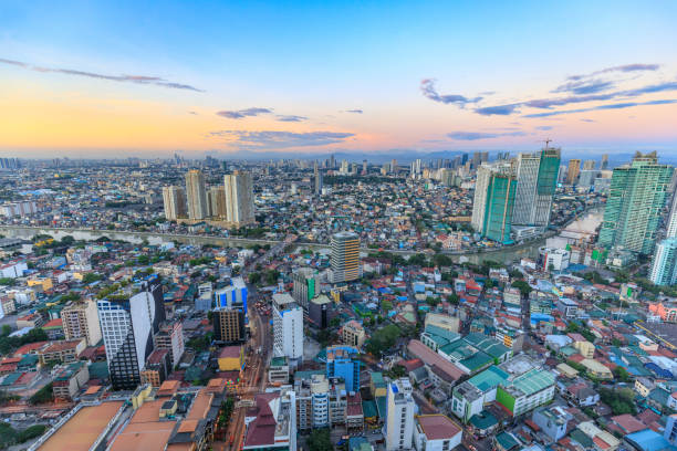 skyline di manila. vista notturna di makati, il quartiere degli affari di metro manila - ayala foto e immagini stock