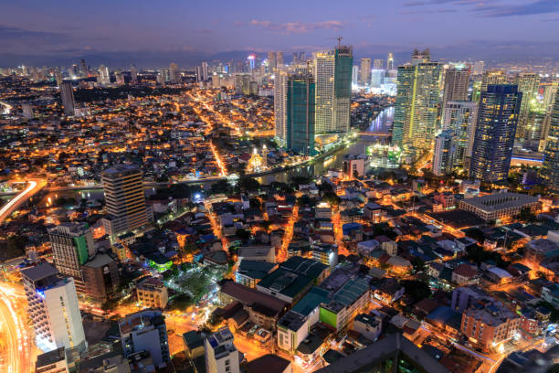 skyline di manila. vista notturna di makati, il quartiere degli affari di metro manila - ayala foto e immagini stock