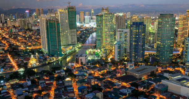 skyline de manila. visão noturna de makati, o distrito de negócios de metro manila - ayala - fotografias e filmes do acervo