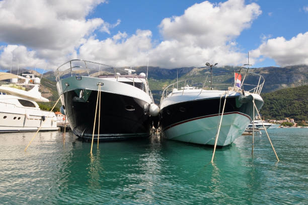 yacts de luxe amarré à la marina. belle baie pittoresque. belle journée ensoleillée avec ciel bleu et les montagnes à l’arrière-plan. excursions en bateau et yacht à louer. vue de face - yacht luxury front view ships bow photos et images de collection