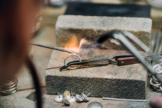 orfebre en el trabajo. - jewelry craftsperson craft jeweller fotografías e imágenes de stock