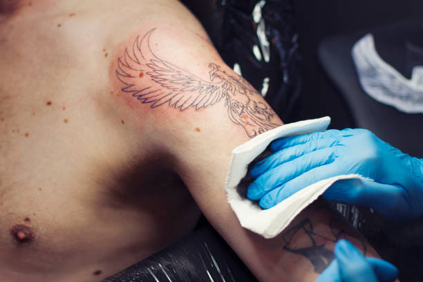czyszczenie skóry w procesie tatuażu - tattoo men human arm shoulder zdjęcia i obrazy z banku zdjęć