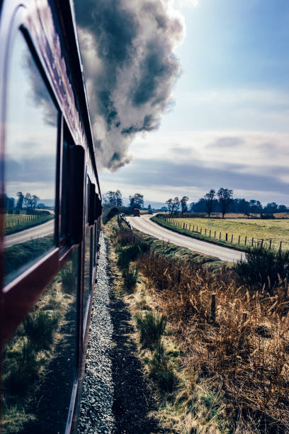 vue depuis un vieux train à vapeur façonné - aviemore photos et images de collection