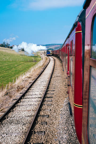 vue depuis un vieux train à vapeur façonné - aviemore photos et images de collection