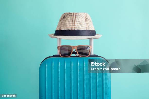 Bagagli Con Cappello Da Spiaggia Intrecciato E Occhiali Da Sole Su Sfondo Verde Concetto Di Vacanza Minimalista - Fotografie stock e altre immagini di Vacanze