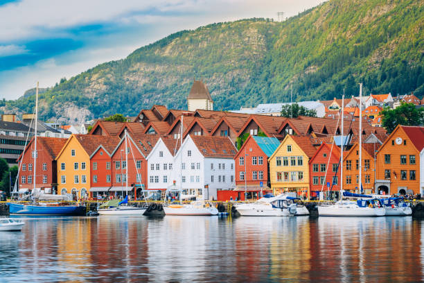 vista de edifícios históricos, bryggen em bergen, noruega. património mundial da unesco - noruega - fotografias e filmes do acervo