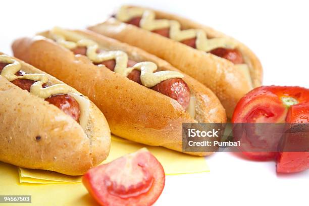 Drei Hot Dogs Mit Tomaten Stockfoto und mehr Bilder von Amerikanischer Senf - Amerikanischer Senf, Brotsorte, Drei Gegenstände