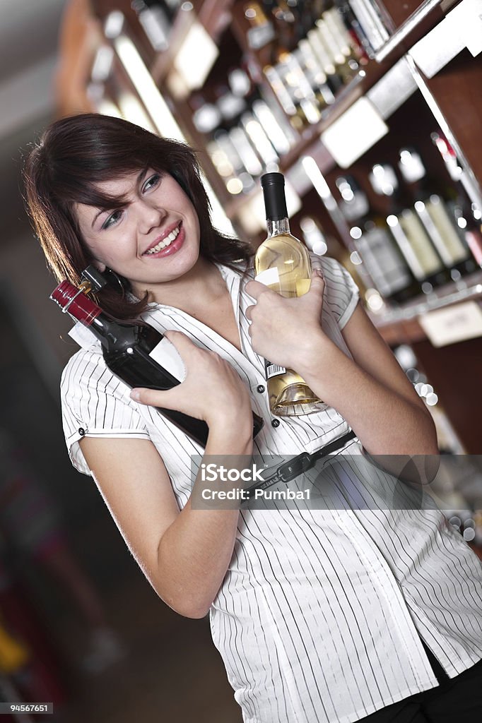 Mädchen wählt Wein im Supermarkt - Lizenzfrei Attraktive Frau Stock-Foto