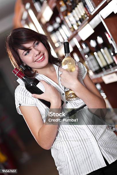 Girl によりワインスーパーマーケット - 1人のストックフォトや画像を多数ご用意 - 1人, 20代, カラー画像