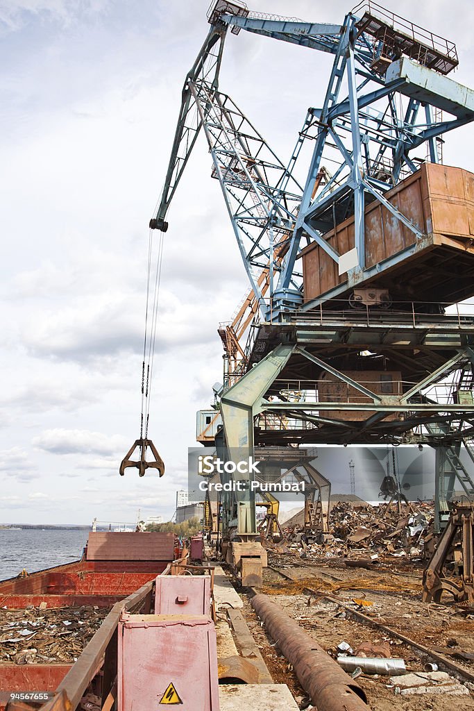 Grue grabber industriel beaucoup de la péniche Ferraille - Photo de Agripper libre de droits