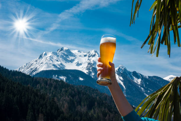 weizenbier in der berglandschaft - weizenbier stock-fotos und bilder