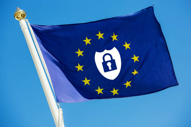 echte flagge der europäischen union mit sicheren symbol über neue europäische gesetz innen - encryption security system security padlock stock-fotos und bilder