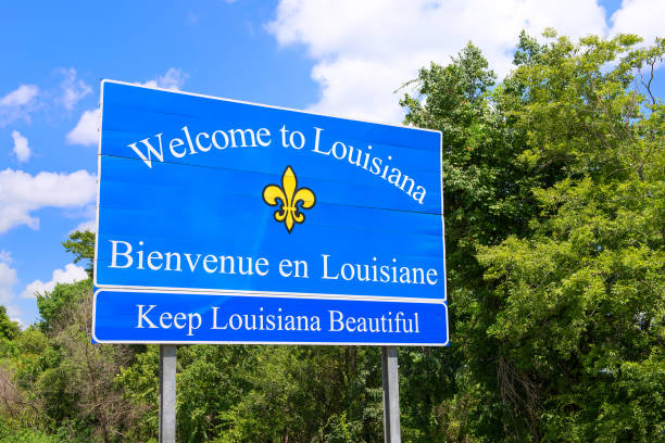 Welcome to Louisiana / Bienvenue en Louisiana sign next to highway Louisiana stateline sign louisiana stock pictures, royalty-free photos & images